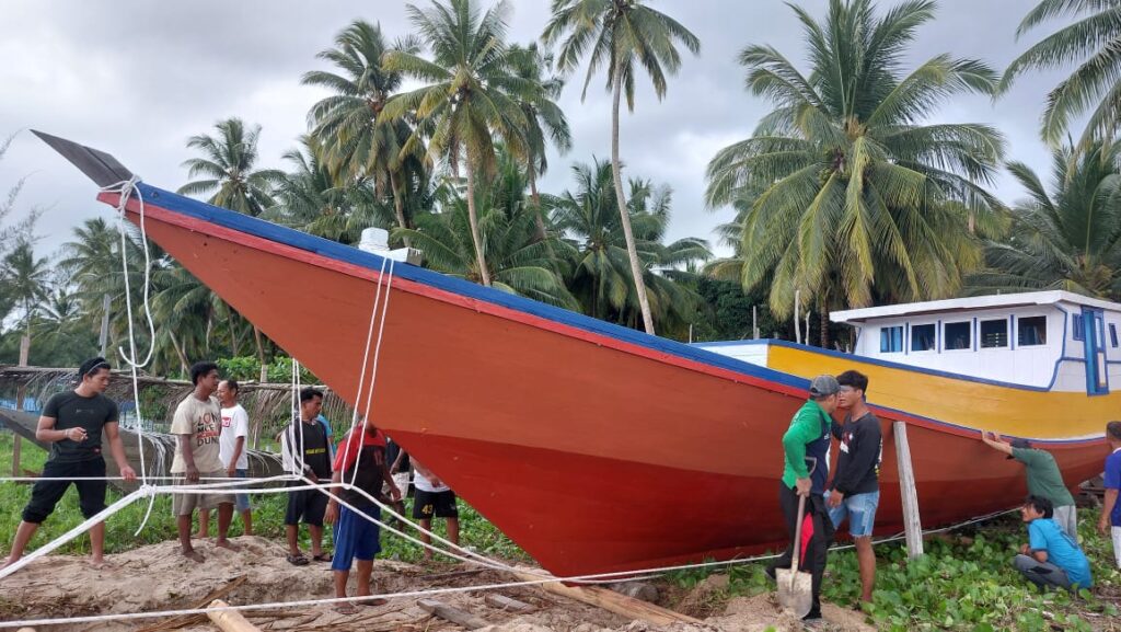 Penurunan Kapal Pemancing Desa Tanah Kuning - BUMDes Tanah Kuning